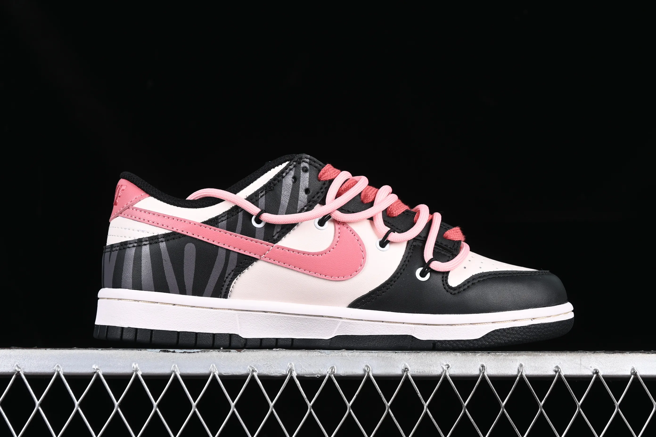 All Categories Nk SB Dunk Series Nk SB Dunk Low Low-top Sneakers Nk Dunk Low Panda Prank-Summer Theme Gesanghua Strawberry Oreo SB Strap Low-top Casual Sneakers CW1590-100